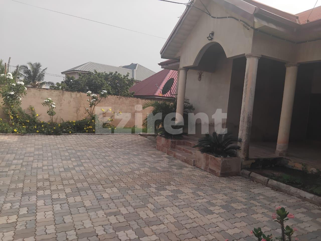 5 Bedroom Apartment eith very spacious Hall and Kitchen. Big Car park. - 1