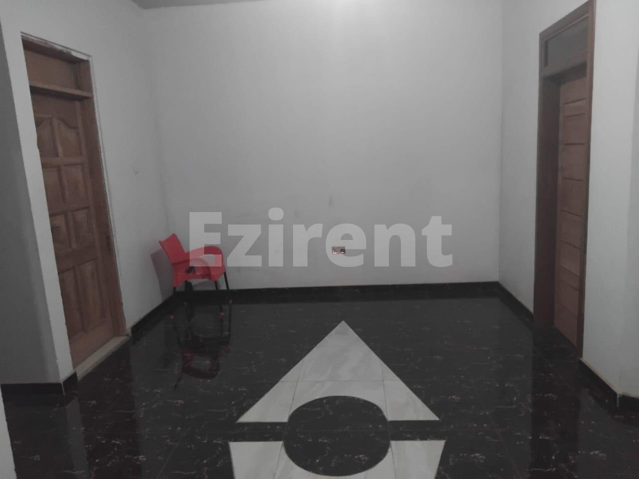 5 Bedroom Apartment eith very spacious Hall and Kitchen. Big Car park. - 4