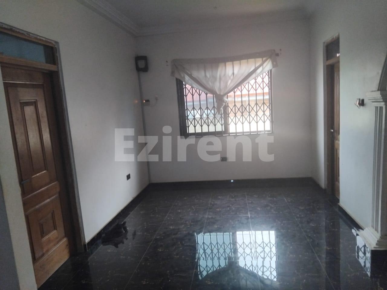 5 Bedroom Apartment eith very spacious Hall and Kitchen. Big Car park. - 5