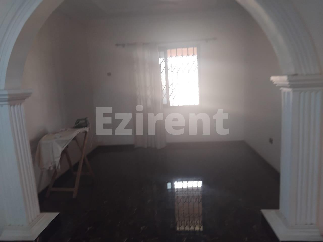 5 Bedroom Apartment eith very spacious Hall and Kitchen. Big Car park. - 6