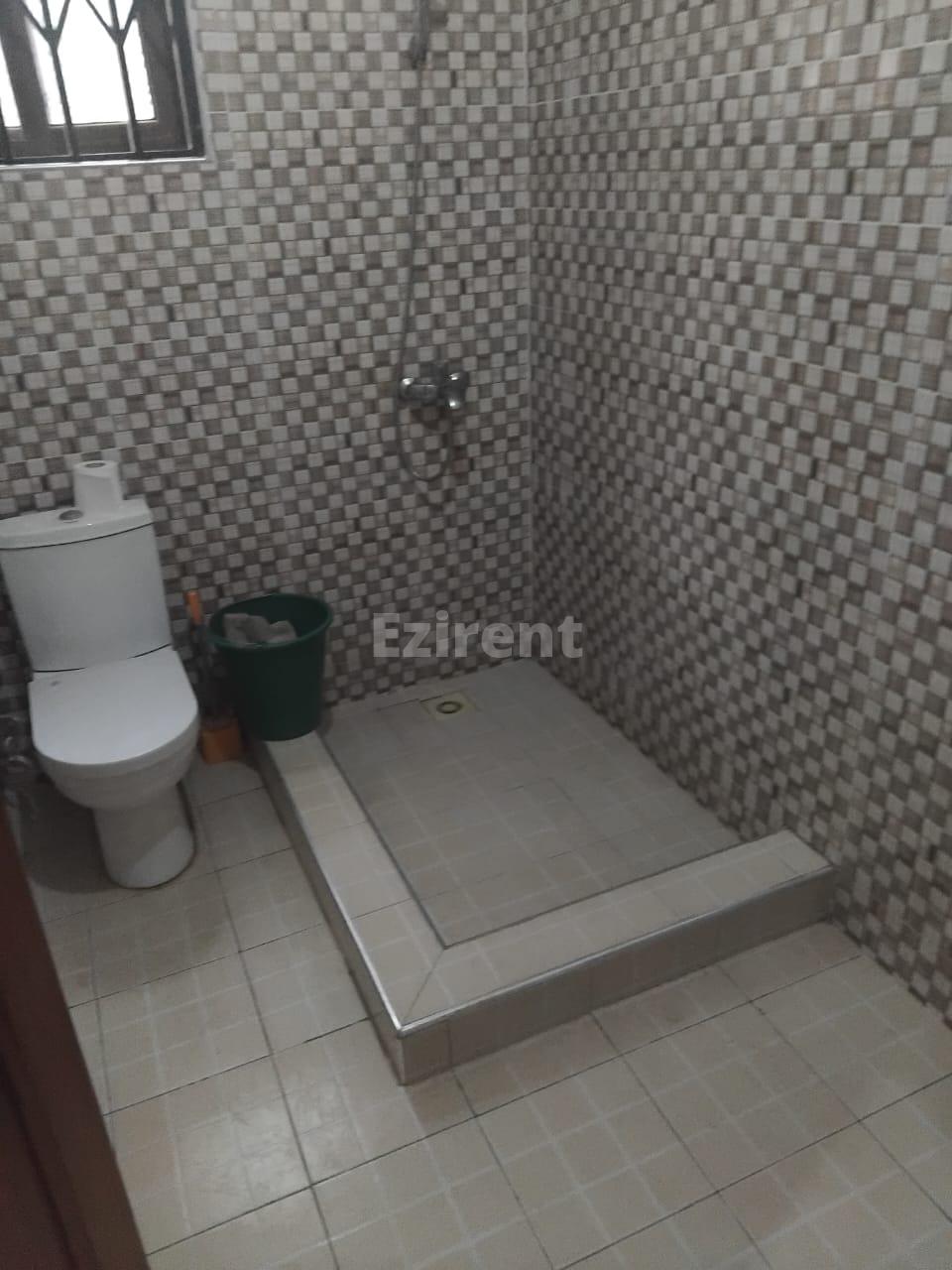 5 Bedroom Apartment eith very spacious Hall and Kitchen. Big Car park. - 11